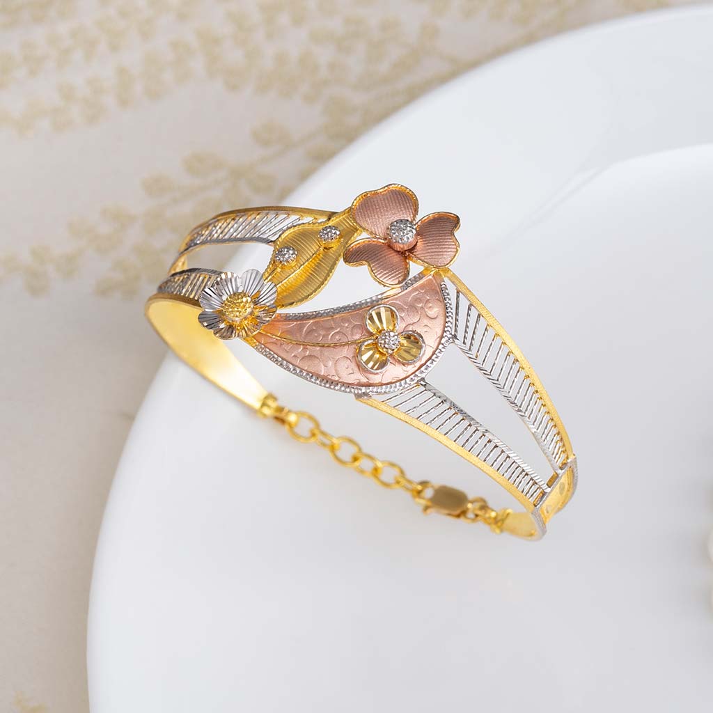 Jewelegance - Look adorable with designer bracelet... .⁠ Visit: https://www. jewelegance.com/product-detail/3631 .⁠ #myjewelegance #goldjewellery  #jewellery #design #jotd #bracelet #goldbracelet #latestdesign | Facebook
